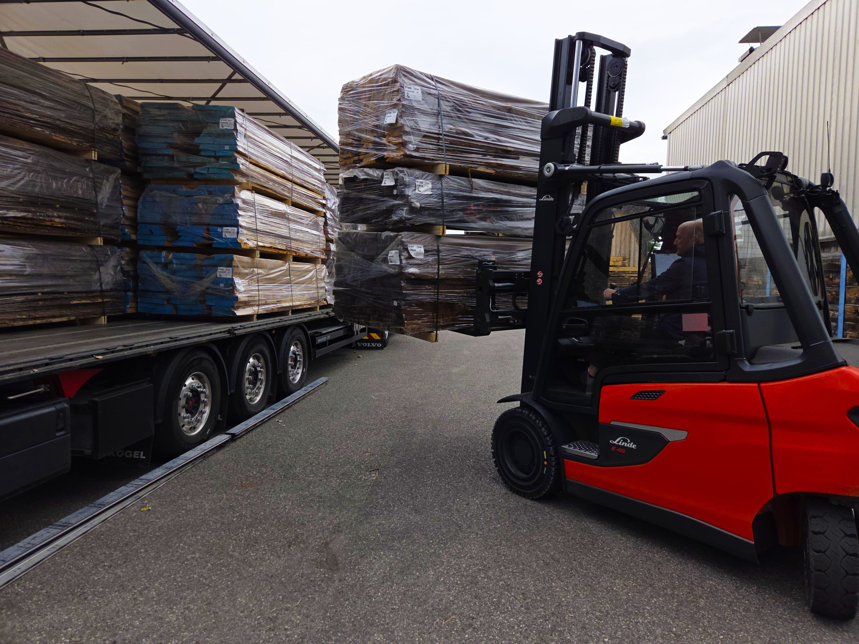 Holz Lieferung Baustelle Schnittholz